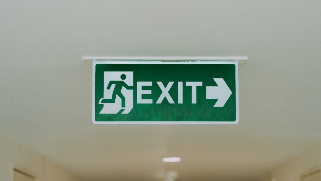 「EXIT」と書かれた表示版の写真。