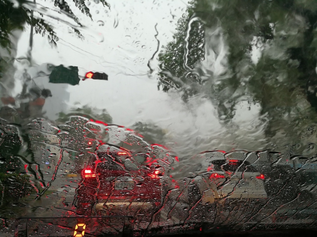 大雨で車のフロントガラスから外の景色が見にくくなっている。