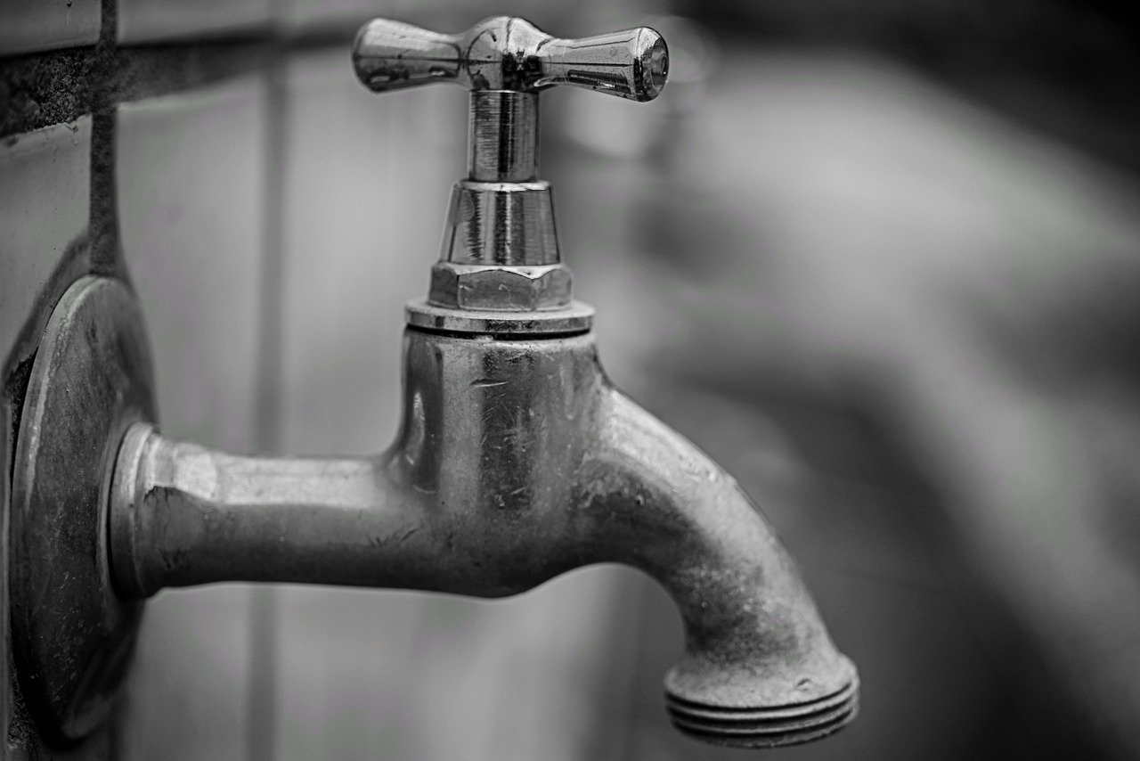 水道の蛇口の写真。水が出ない断水状態。